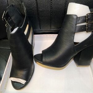 Cut Out Boots in Black Size 7.5